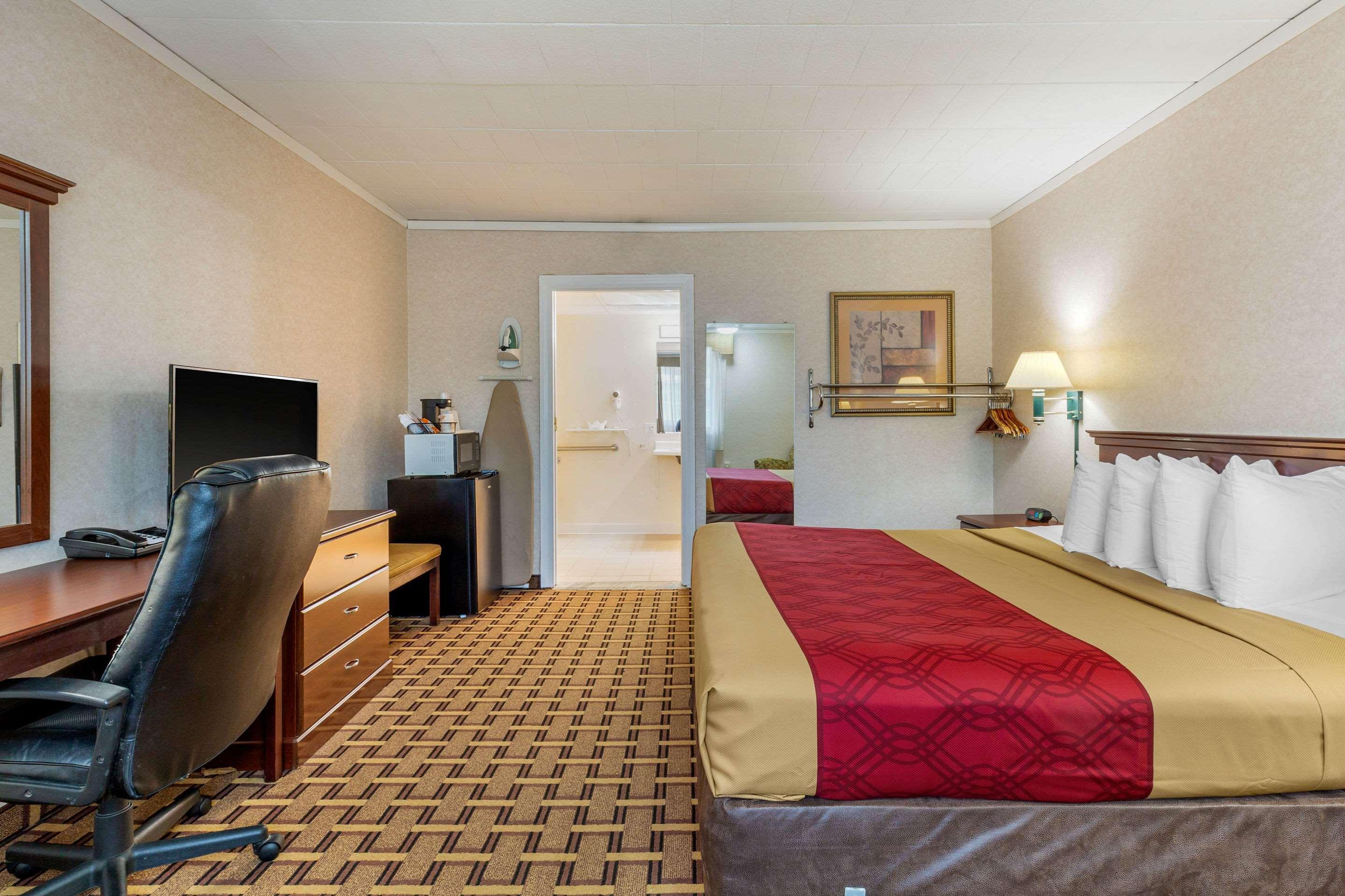 Rodeway Inn Mystic Exteriör bild