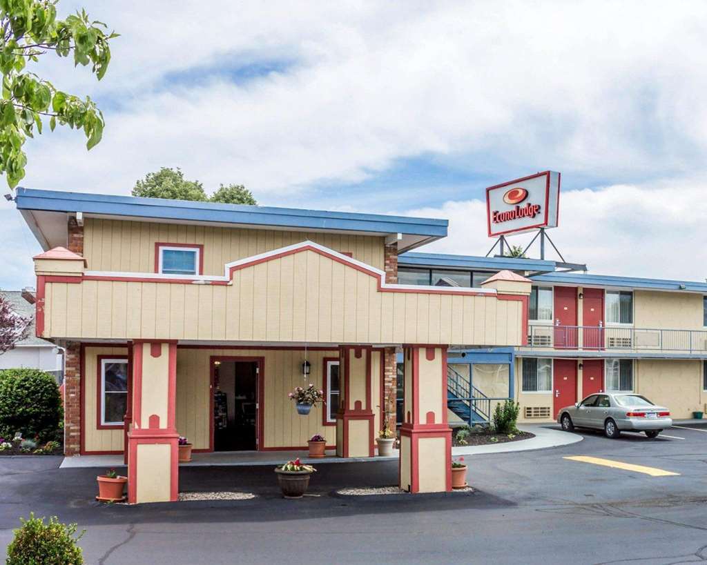 Rodeway Inn Mystic Exteriör bild